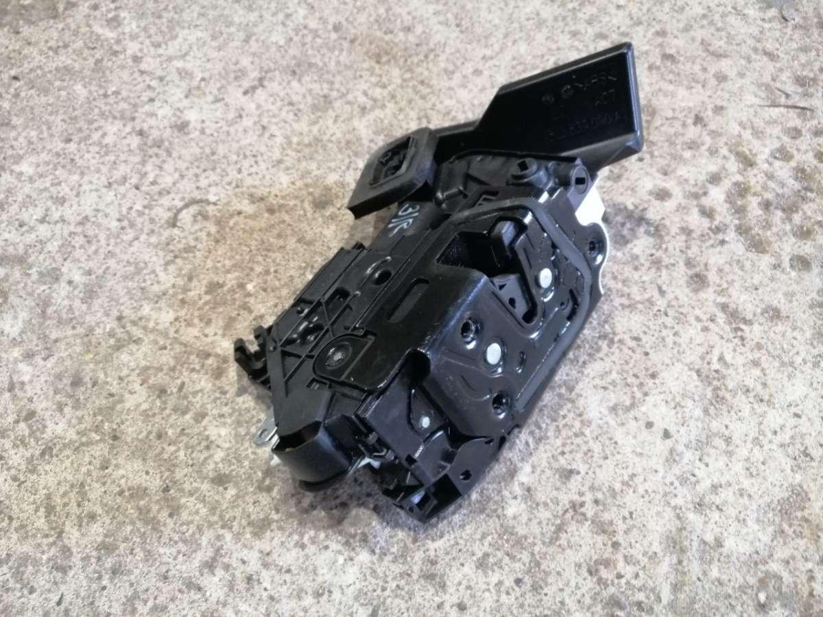 замок двери задней правой Skoda Yeti 1 поколение 2011, 1.2 л., бензин, 5K4839016F - фото №1