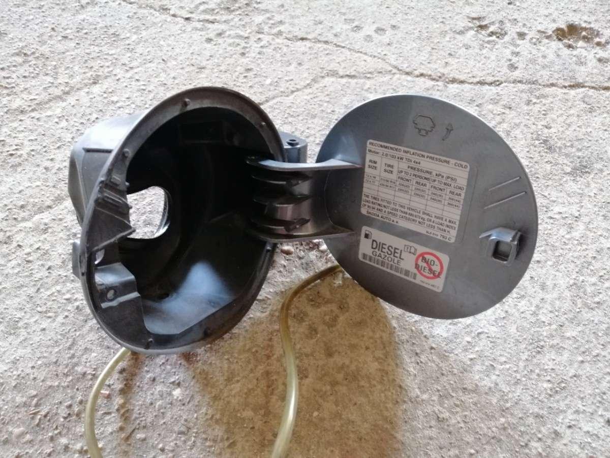 лючок топливного бака Skoda Yeti 1 поколение 2012, 2.0 л., дизель, 5L6809857 - фото №1