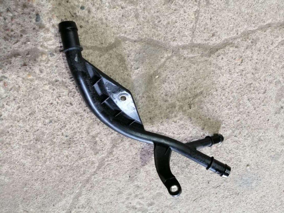 трубка охлаждающей жидкости Skoda Yeti 1 поколение 2011, 1.2 л., бензин, 1K0121070CD - фото №1