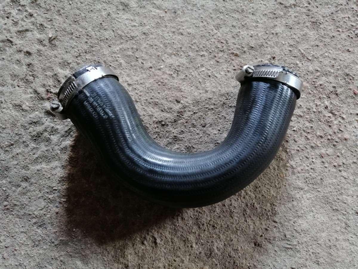 патрубок интеркулера Skoda Yeti 1 поколение 2012, 2.0 л., дизель, 1K0145834AP - фото №1