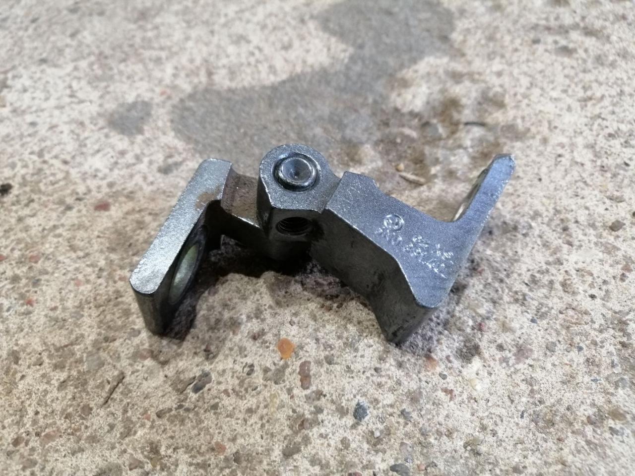 петля двери Skoda Superb 2 поколение 2012, 2.0 л., дизель, 5N0831402 - фото №1