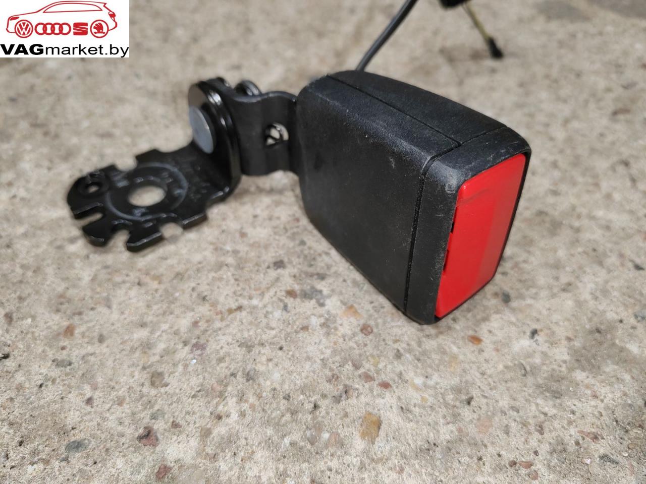 замок ремня безопасности Audi A4 B9 2016, 1.4 л., бензин, 8W0857740D - фото №1