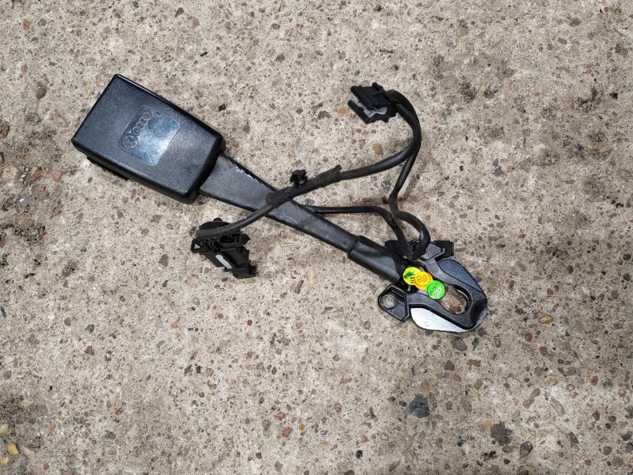 замок ремня безопасности Audi A4 B8/8K 2008, 1.8 л., бензин, 8K0857755F - фото №1