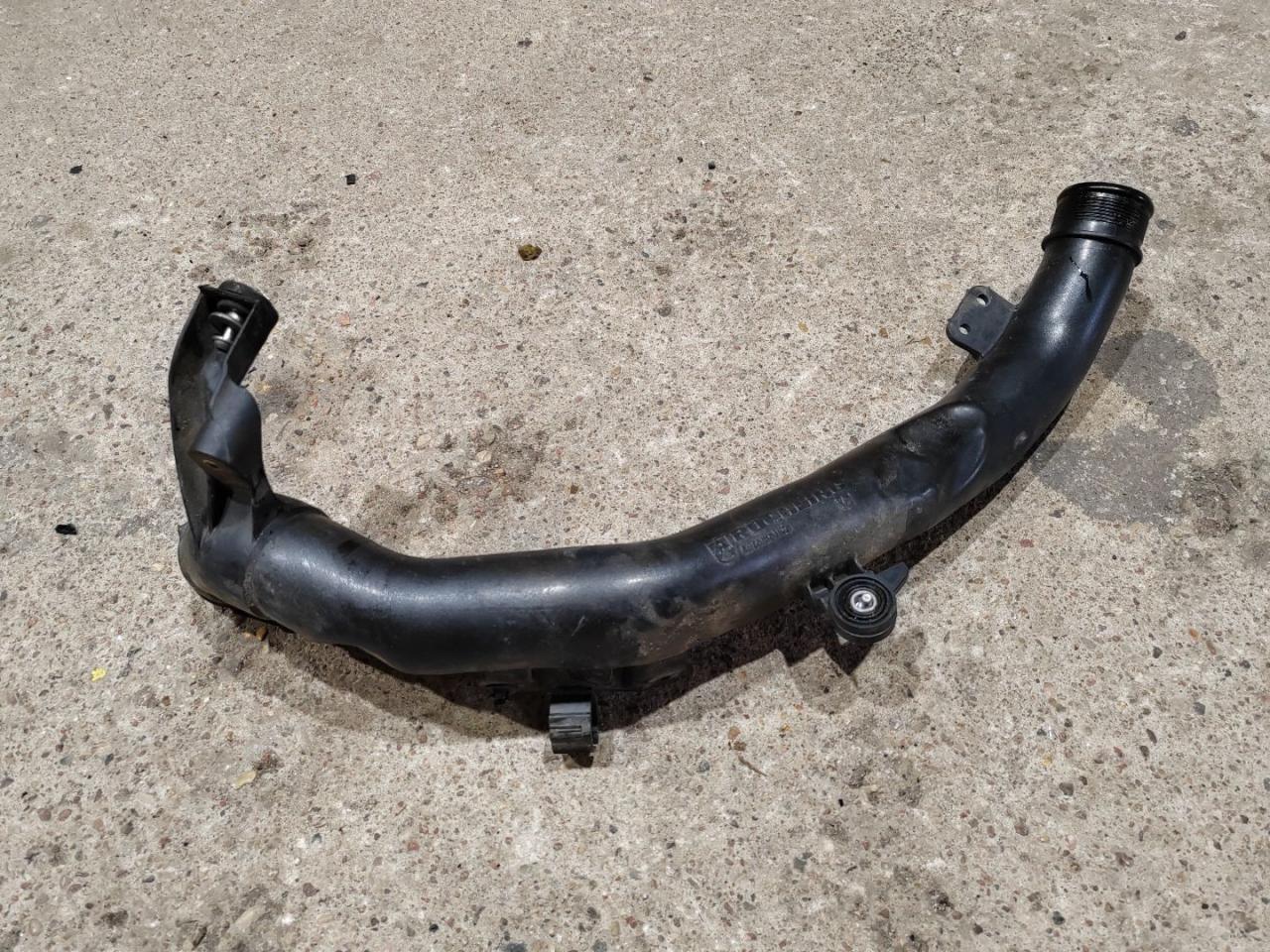 патрубок интеркулера Volkswagen Tiguan 1 поколение 2011, 2.0 л., дизель, 1K0145840AE - фото №1