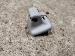 Крепление (крючок) солнцезащитного козырька Volkswagen Tiguan 1 поколение 2011, 2.0 л., дизель, 1K0857561B