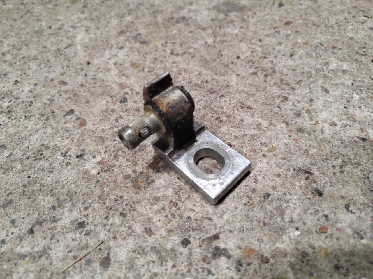 петля двери Volkswagen Tiguan 1 поколение 2011, 2.0 л., дизель, 5N0831402 - фото №1