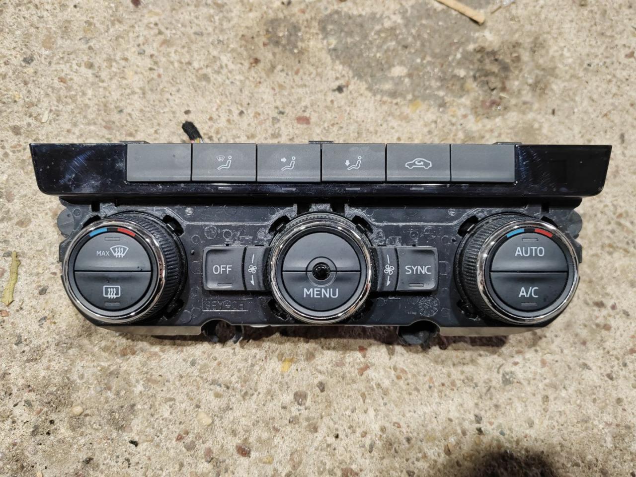 блок управления печки / климат-контроля Skoda Octavia 3 поколение (A7) 2016, 2.0 л., дизель, 5E0907044Q - фото №1