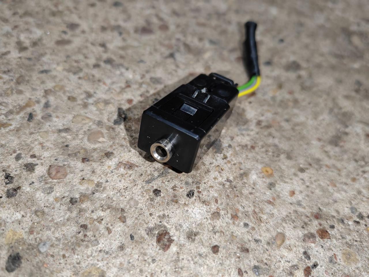 разъем AUX / USB Skoda Octavia 3 поколение (A7) 2016, 2.0 л., дизель, 5Q0035724 - фото №1