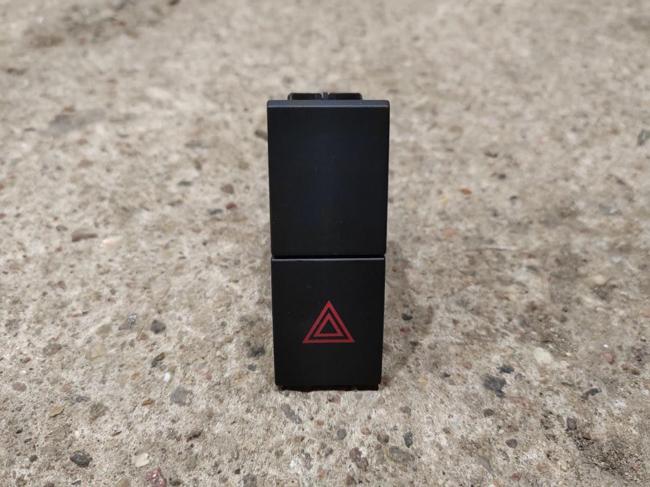 кнопка аварийной сигнализации Skoda Octavia 3 поколение (A7) 2016, 2.0 л., дизель, 5E0953507D - фото №1