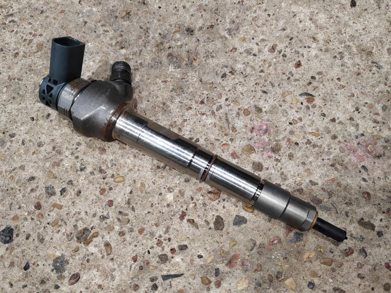 форсунка Skoda Octavia 3 поколение (A7) 2016, 2.0 л., дизель, 04L130277AE - фото №1