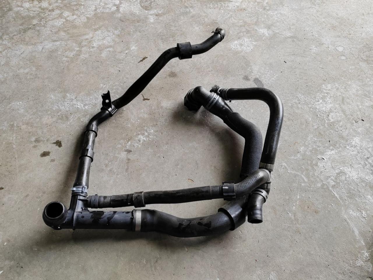 патрубок радиатора Skoda Octavia 3 поколение (A7) 2016, 2.0 л., дизель, 5Q0122051BN - фото №1