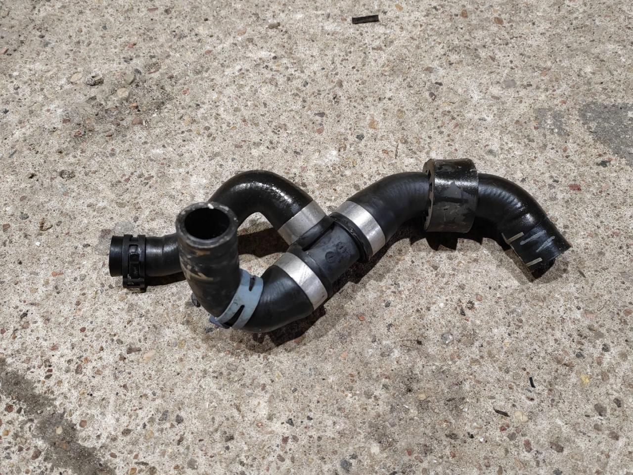 патрубок радиатора Skoda Octavia 3 поколение (A7) 2016, 2.0 л., дизель, 04L122073B - фото №1