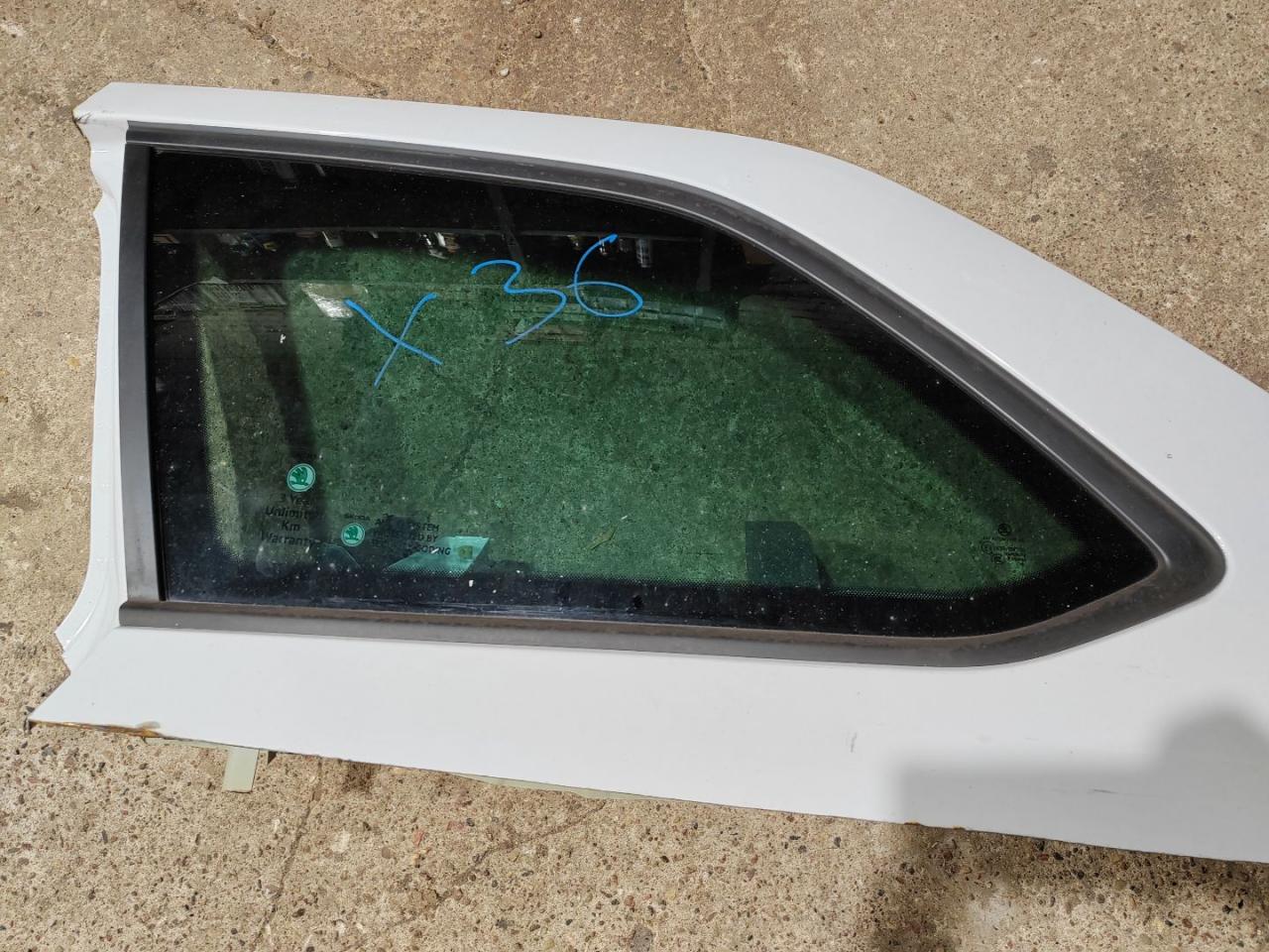 стекло кузовное боковое левое Skoda Octavia 3 поколение (A7) 2016, 2.0 л., дизель, 5E9845297E - фото №1