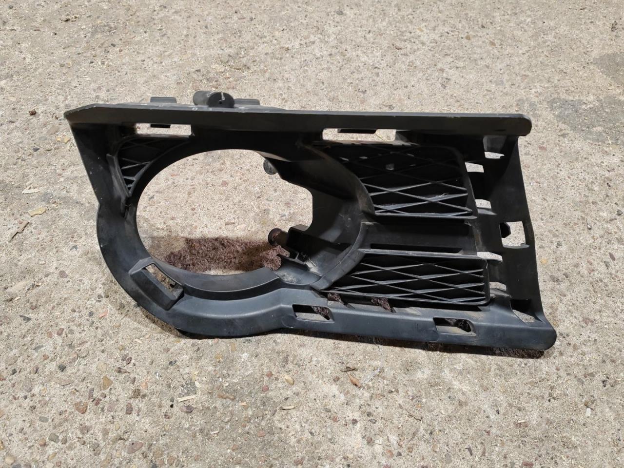 Заглушка (решетка) в бампер передний Volkswagen Tiguan 1 поколение 2011, 2.0 л., дизель, 5N0853666A - фото №1