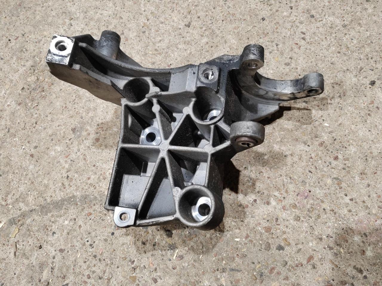кронштейн гидроусилителя Audi A4 B8/8K 2009, 2.7 л., дизель, 059145167AE - фото №1