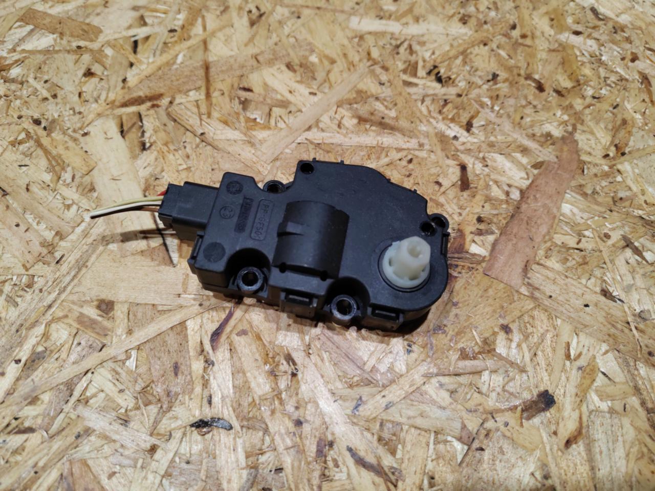 моторчик заслонки печки Audi A4 B8/8K 2009, 2.7 л., дизель, 8K0820511C - фото №1