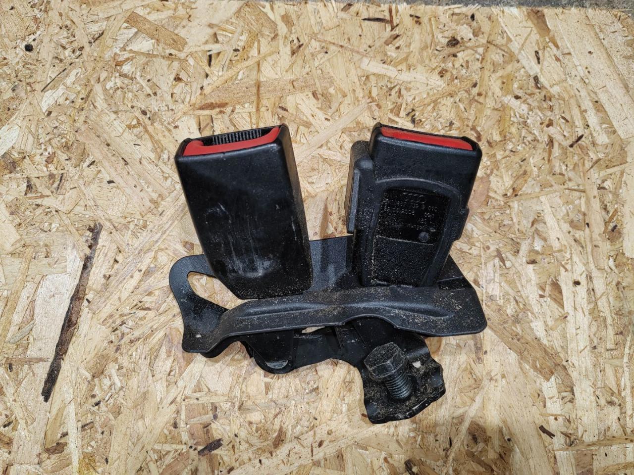 замок ремня безопасности Audi A4 B8/8K 2009, 2.7 л., дизель, 8K0857739B - фото №1