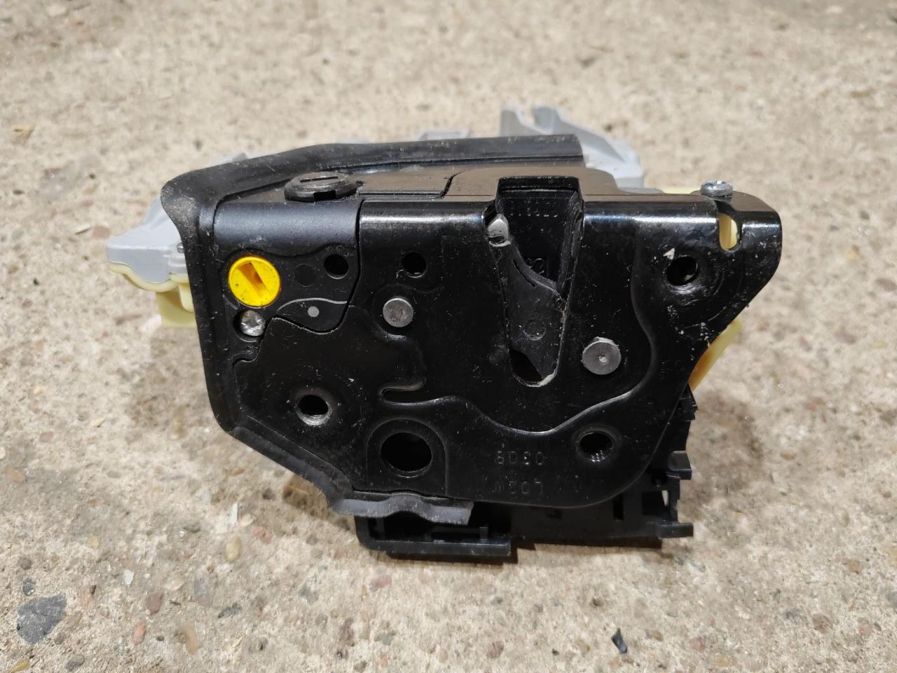 замок двери задней правой Volkswagen Tiguan 1 поколение 2008, 2.0 л., дизель, 3C4839016A - фото №1