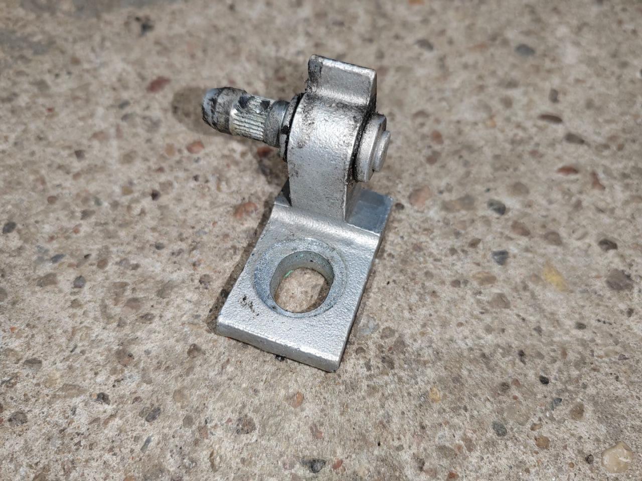 петля двери Volkswagen Tiguan 1 поколение 2008, 2.0 л., дизель, 5N0831402 - фото №1