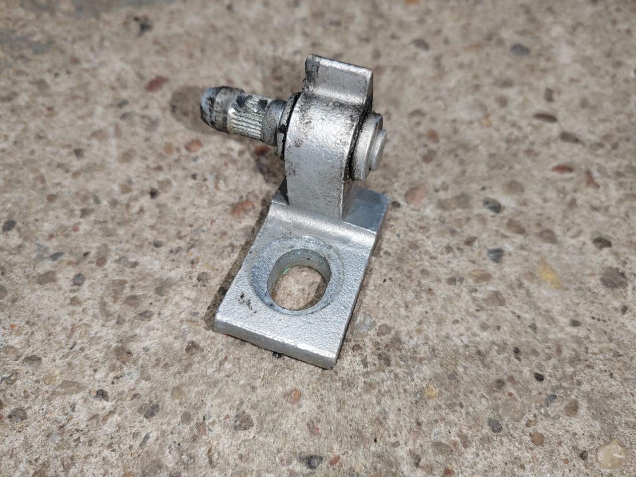 петля двери Volkswagen Tiguan 1 поколение 2008, 2.0 л., дизель, 5N0831402 - фото №1