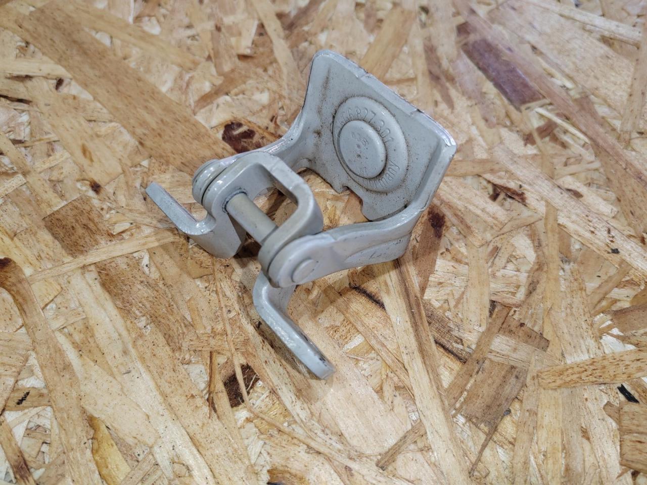 петля крышки багажника Skoda Octavia 3 поколение (A7) 2016, 2.0 л., дизель, 5G6827301B - фото №1