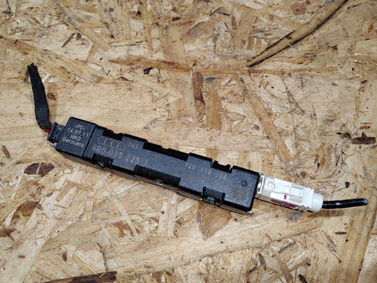 усилитель антенны Audi Q5 8R 2012, 3.2 л., бензин, 8R0035225J - фото №1