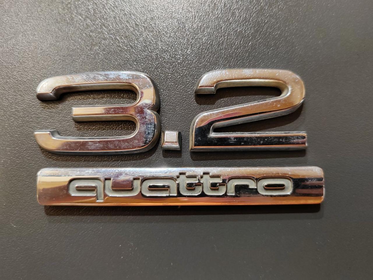 эмблема Audi Q5 8R 2010, 3.2 л., бензин, 8R0853743 - фото №1