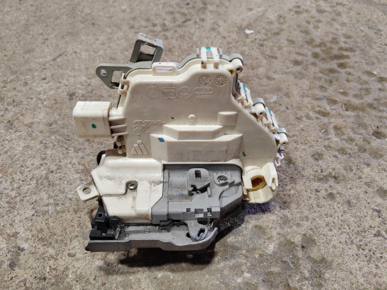 замок двери передней левой Audi Q5 8R 2010, 3.2 л., бензин, 8J1837015D - фото №1