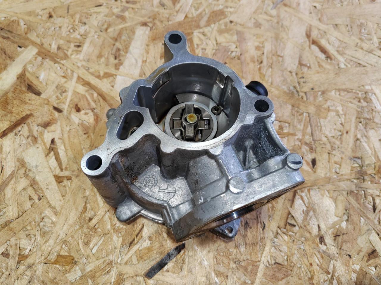 насос вакуумный Volkswagen Tiguan 2 поколение 2018, 2.0 л., TFSI, 06K145100BB - фото №1