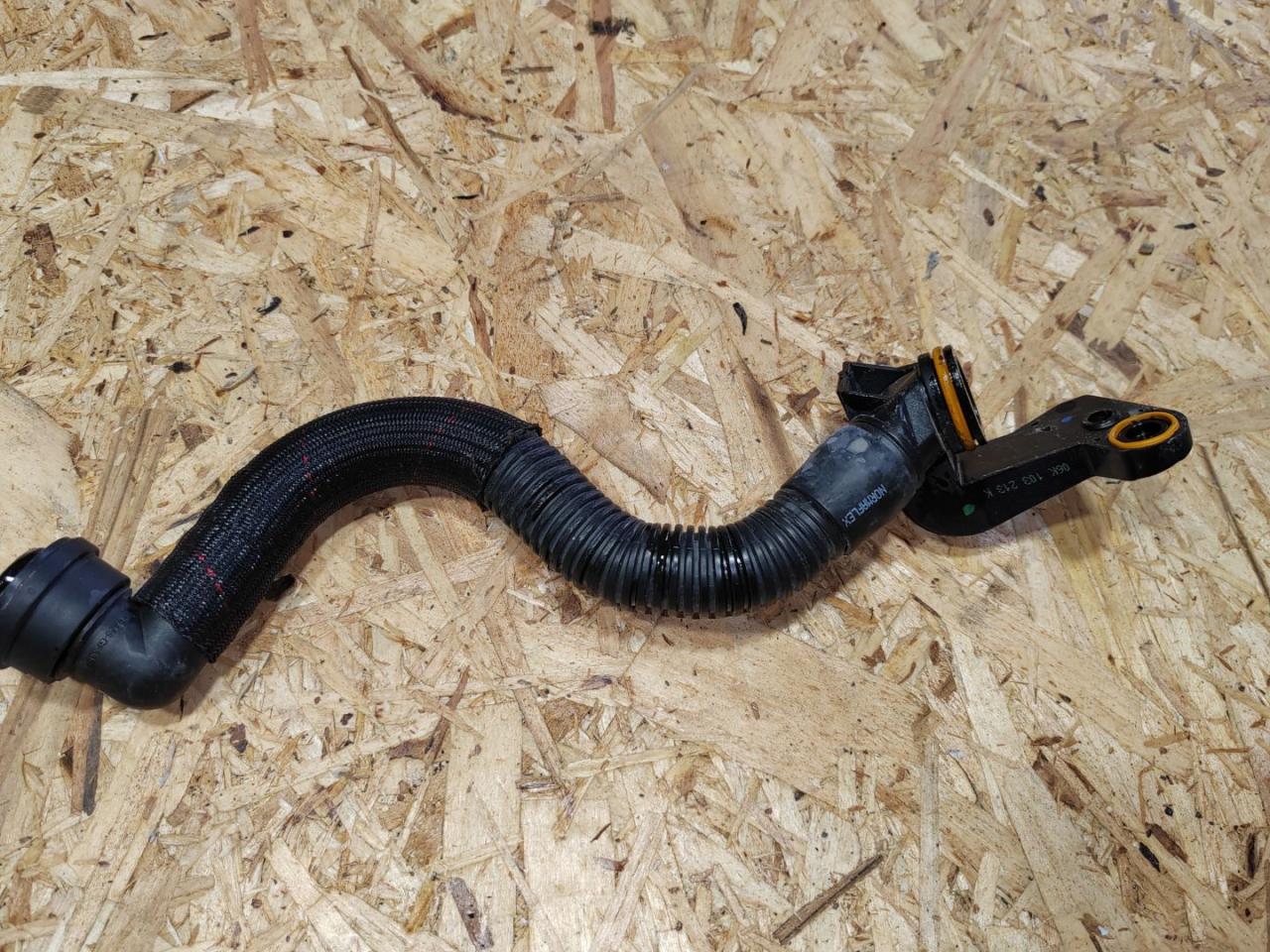 трубка вентиляции картерных газов Volkswagen Tiguan 2 поколение 2018, 2.0 л., TFSI, 06K103213K - фото №1