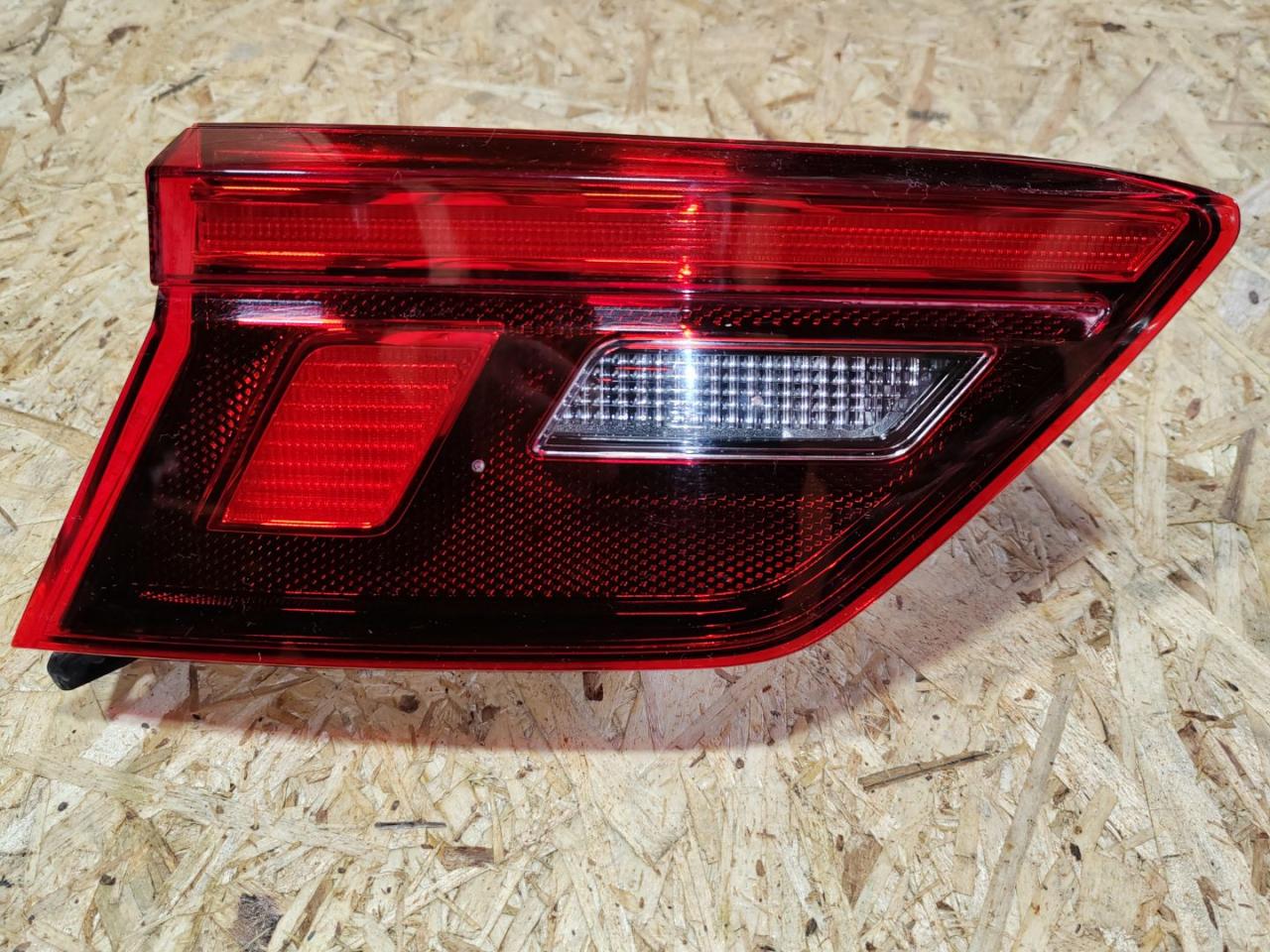 фонарь крышки багажника левый Volkswagen Tiguan 2 поколение 2018, 2.0 л., TFSI, 5NN945093 - фото №1