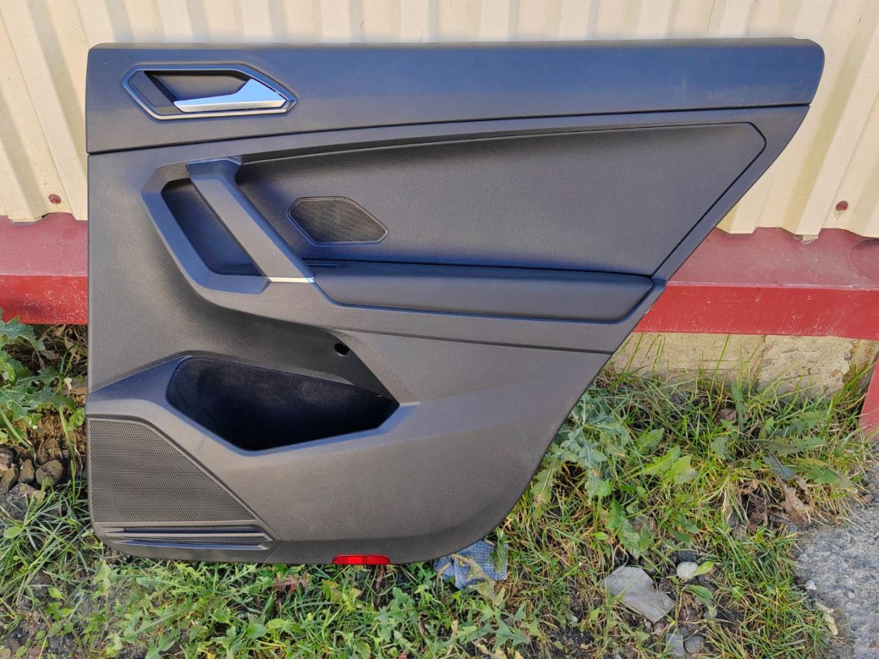 обшивка двери задняя правая Volkswagen Tiguan 2 поколение 2018, 2.0 л., TFSI, 5NN867210A - фото №1