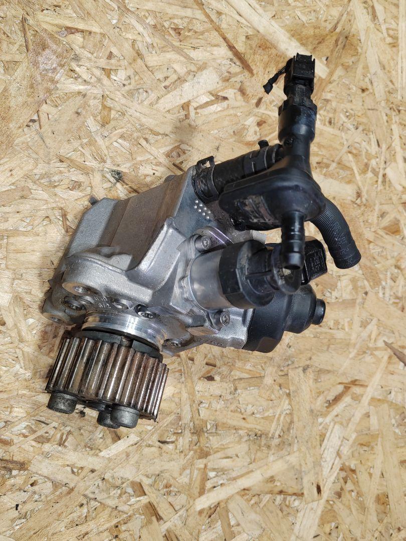 ТНВД Skoda Superb 2 поколение 2012, 2.0 л., дизель, 03L130755D - фото №1