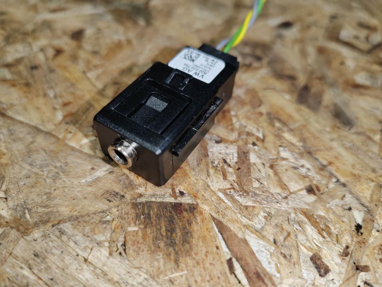 разъем AUX / USB Volkswagen Tiguan 2 поколение 2016, 1.4 л., бензин, 5Q0035724 - фото №1