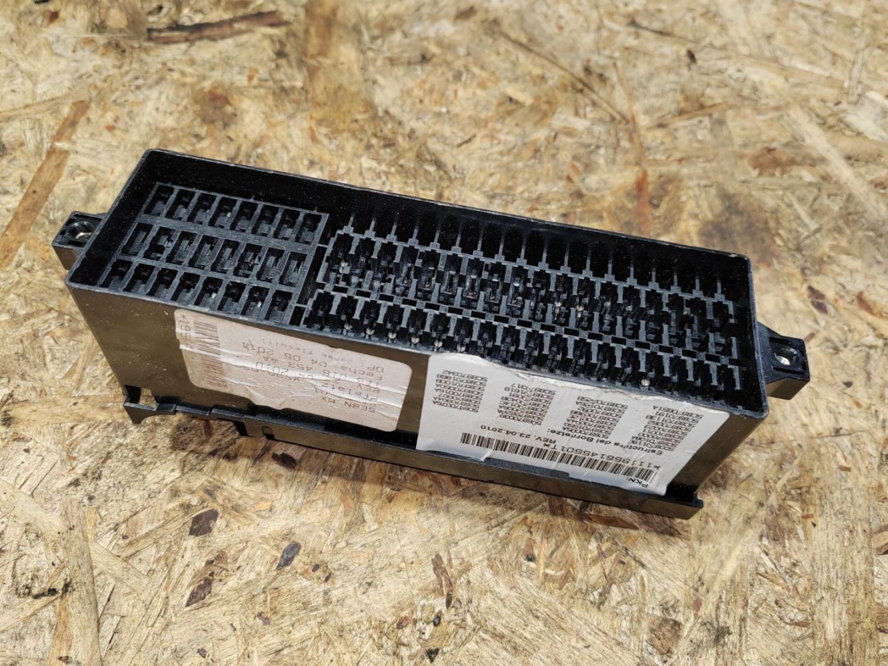 блок предохранителей Volkswagen Jetta 6 поколение 2011, 1.4 л., бензин, 000937615B - фото №1