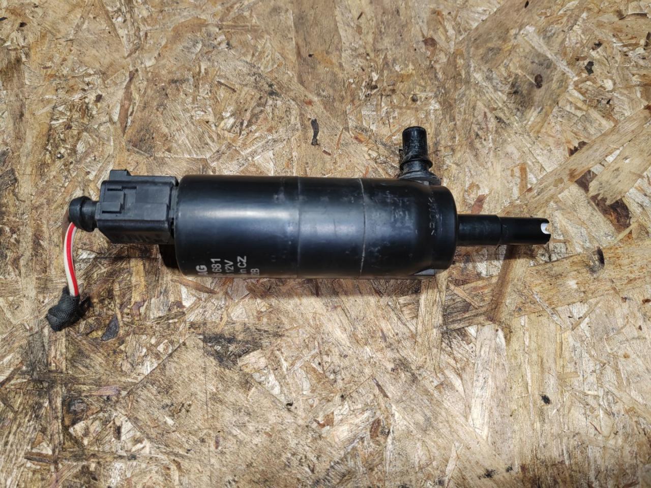 насос (моторчик) омывателя фар Volkswagen Passat B7 2011, 2.0 л., дизель, 6R0955681 - фото №1