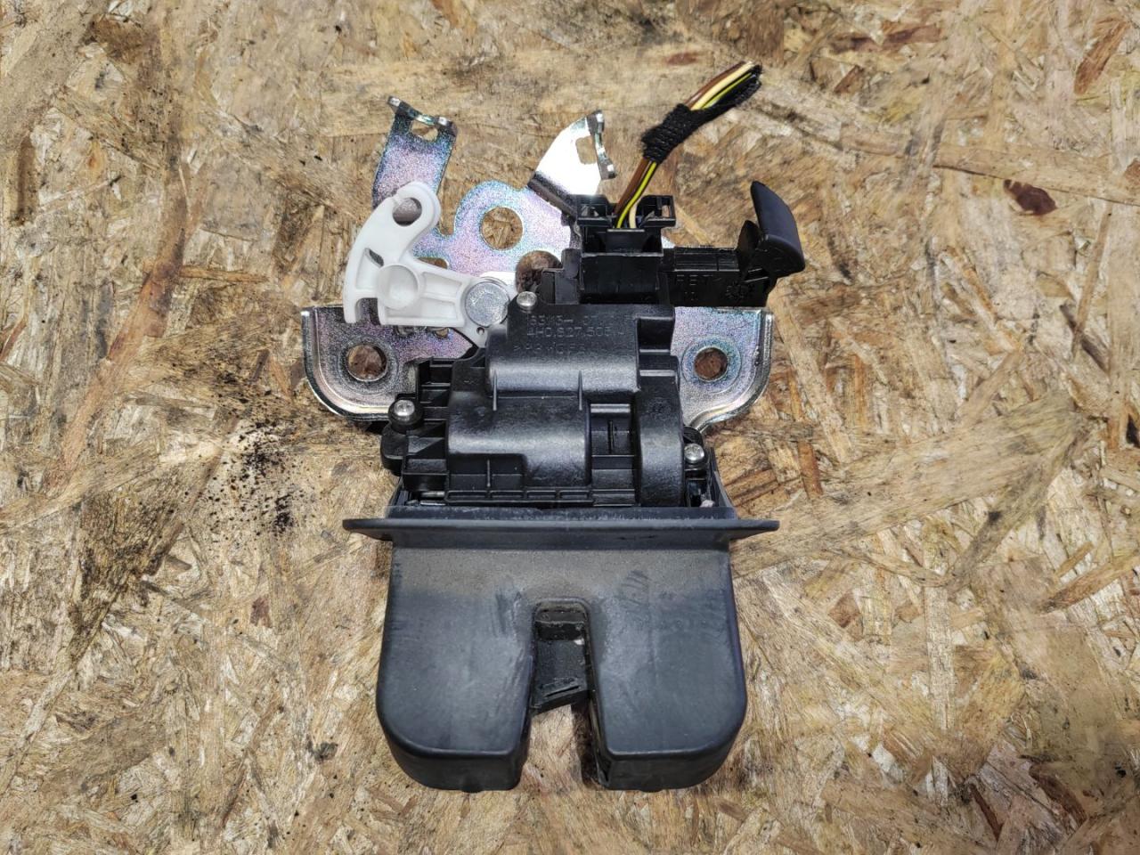 замок багажника Audi A3 8V 2015, 1.8 л., бензин, седан, 4H0827505A - фото №1