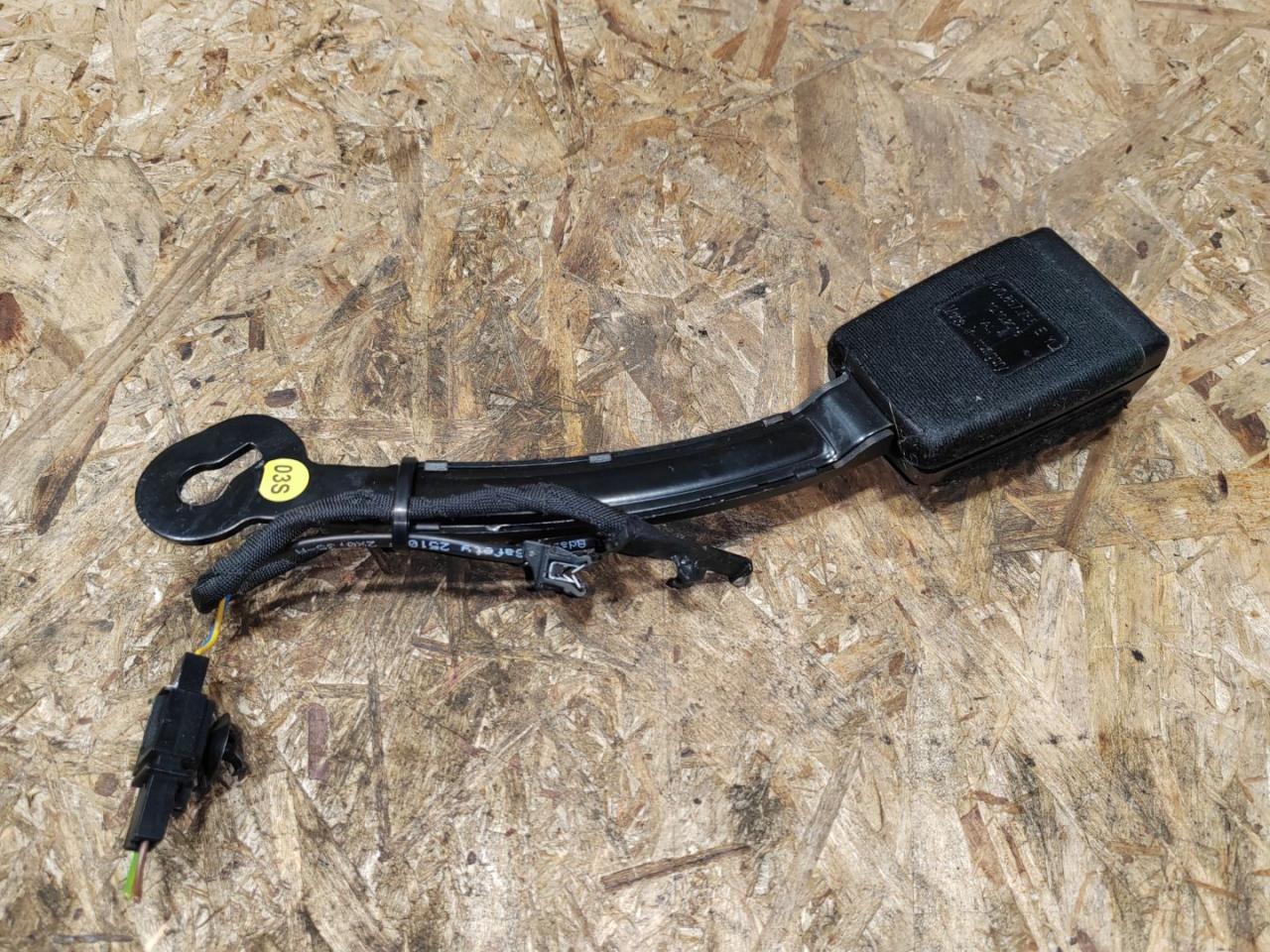 замок ремня безопасности Audi A3 8V 2015, 1.8 л., бензин, седан, 8V0857756E - фото №1