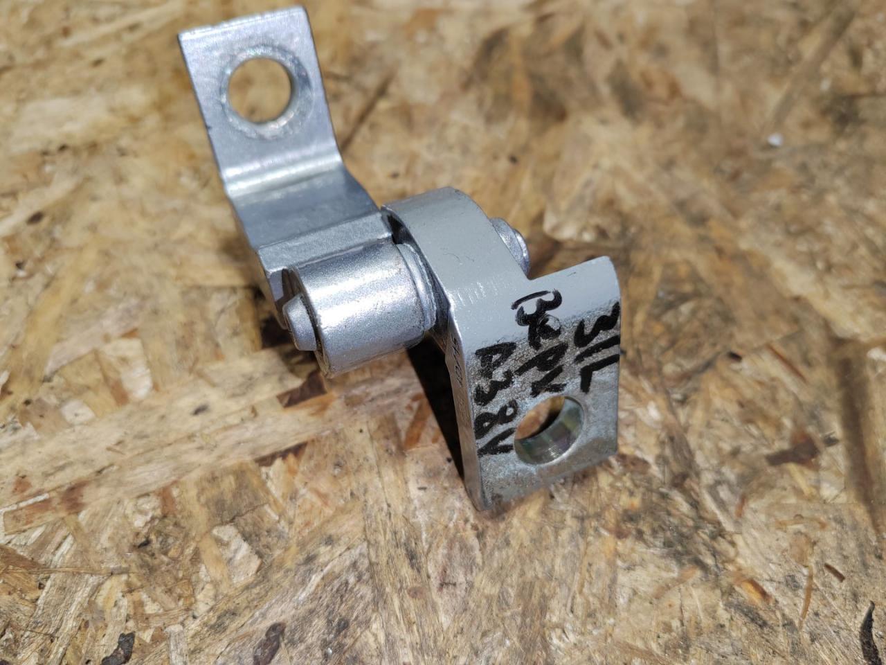 петля двери Audi A3 8V 2015, 1.8 л., бензин, седан, 8V5833403B, 8X4833405B - фото №1