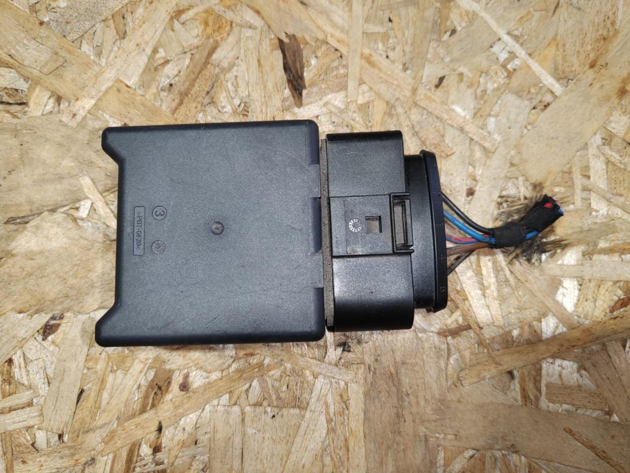 реле бензонасоса Volkswagen Tiguan 2 поколение 2019, 2.0 л., бензин, 5Q0906093A - фото №1