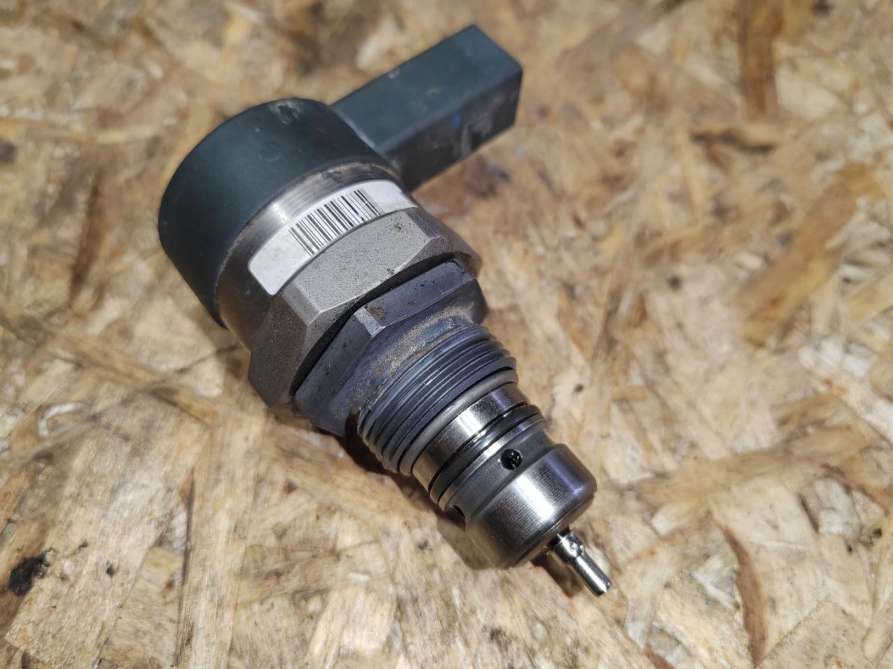 pегулятор давления топлива Volkswagen Touareg 2 поколение 2012, 3.0 л., дизель, 057130764AD - фото №1