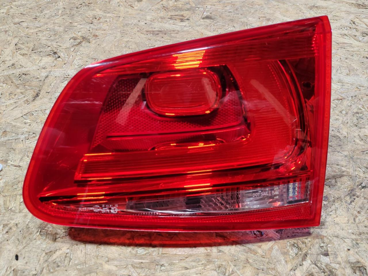 фонарь крышки багажника правый Volkswagen Touareg 2 поколение 2012, 3.0 л., дизель, 7P6945094C - фото №1