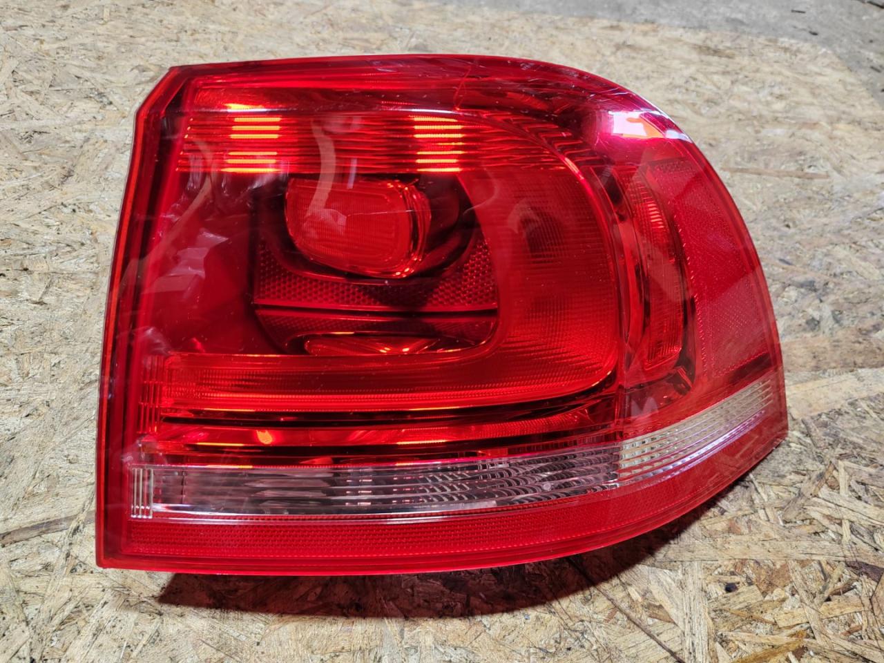 фонарь задний правый Volkswagen Touareg 2 поколение 2012, 3.0 л., дизель, 7P6945096E - фото №1