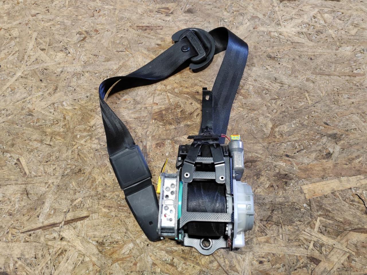 ремень безопасности Volkswagen Touareg 2 поколение 2012, 3.0 л., дизель, 7P0857705A - фото №1