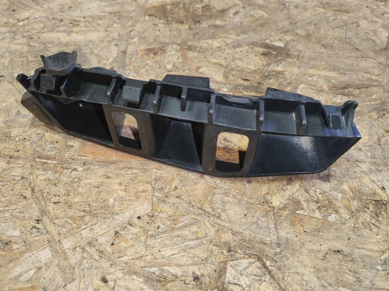 Крепление бампера переднего Volkswagen Touareg 2 поколение 2012, 3.0 л., дизель, 7P6807049 - фото №1