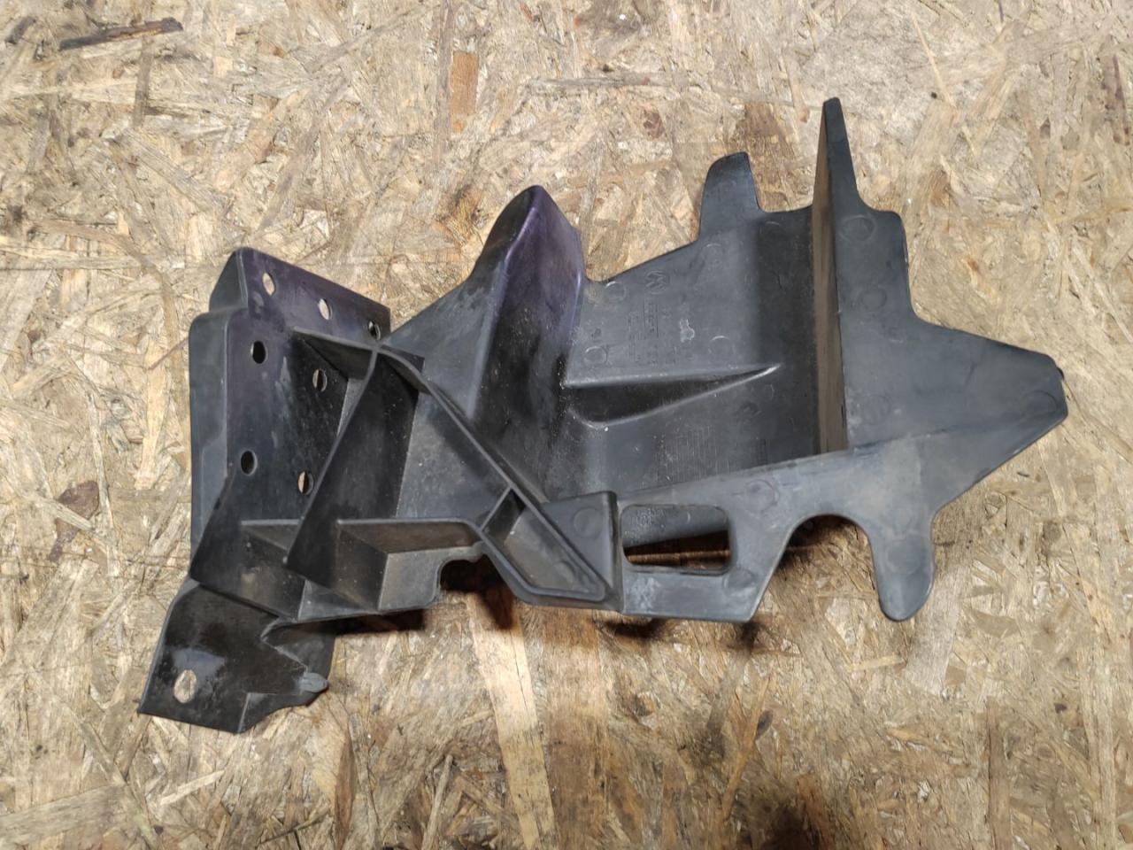 воздуховод (дефлектор) радиатора Volkswagen Amarok 1 поколение 2H 2014, 2.0 л., дизель, 2H0121330 - фото №1