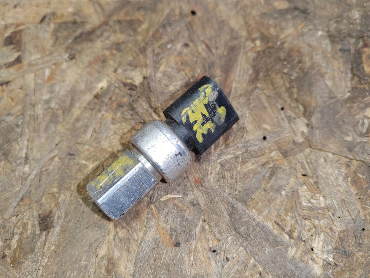 датчик кондиционера Volkswagen Amarok 1 поколение 2H 2014, 2.0 л., дизель, 1K0959126E - фото №1