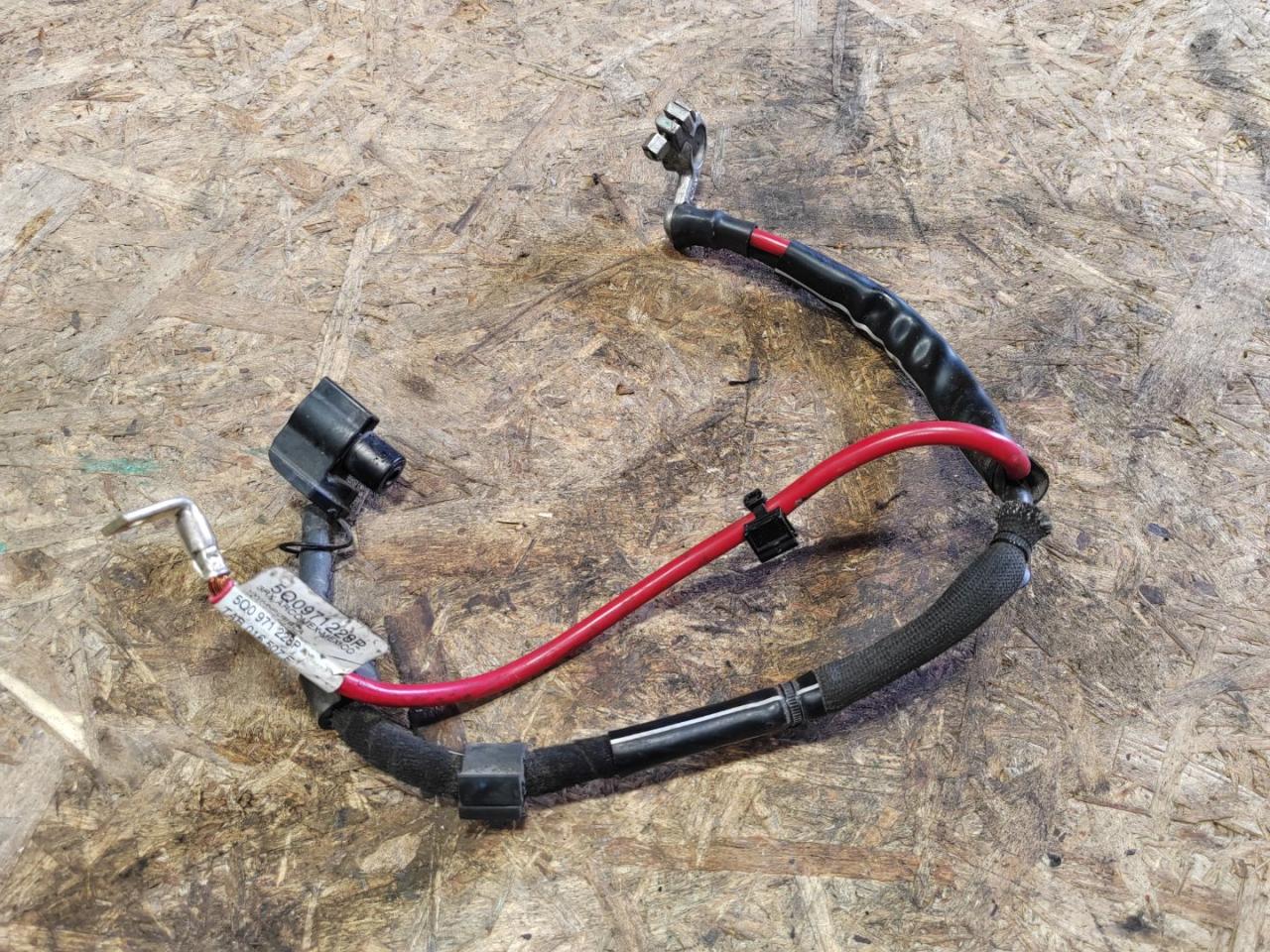 плюсовой провод аккумулятора Volkswagen Jetta 7 поколение 2019, 1.4 л., бензин, 5Q0971228P - фото №1