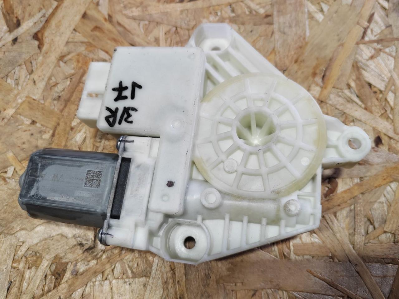 моторчик стеклоподъемника задний правый Volkswagen Jetta 7 поколение 2019, 1.4 л., бензин, 5Q4959812F - фото №1