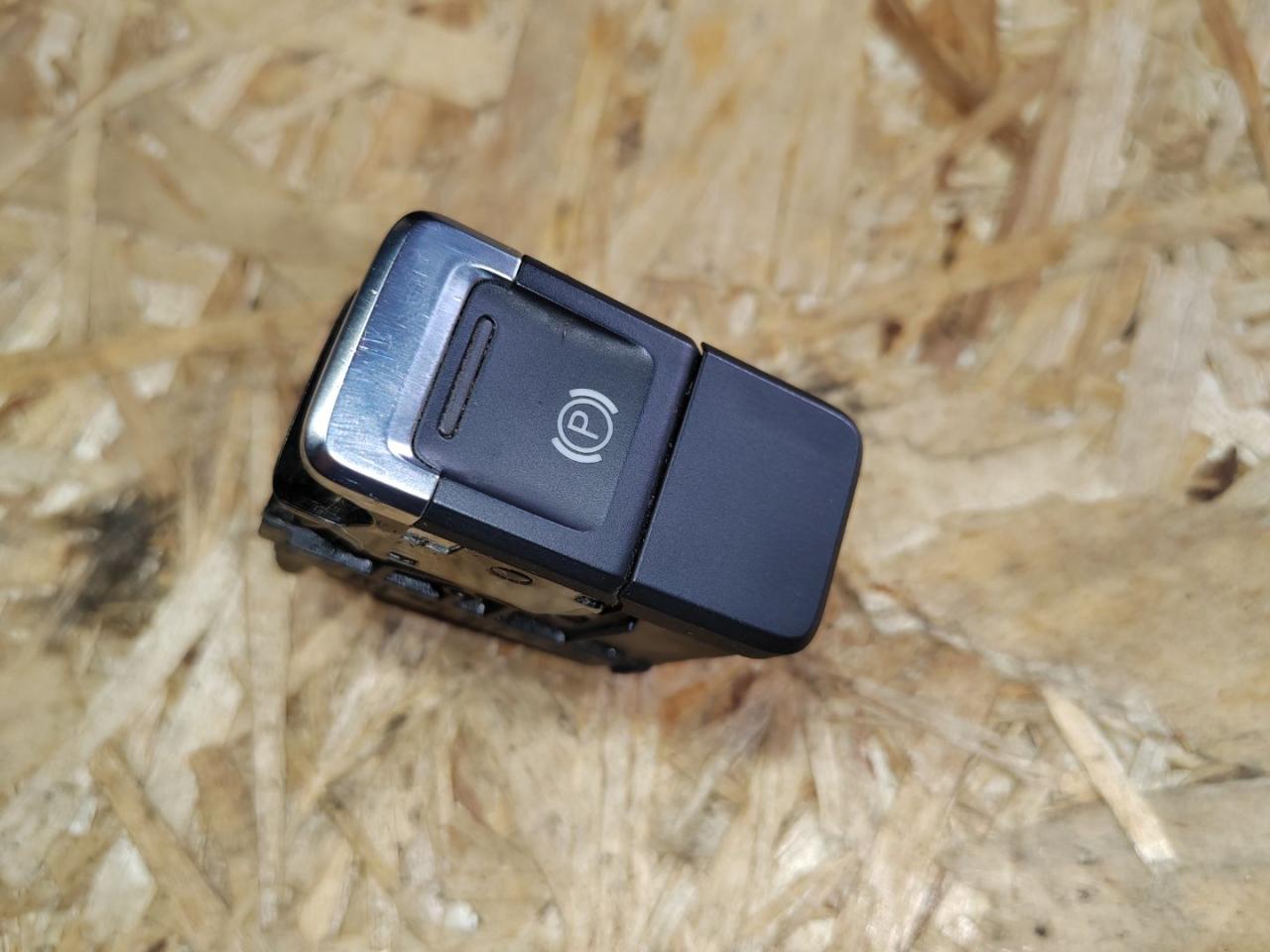 кнопка ручного тормоза (ручника) Volkswagen Touareg 2 поколение 2012, 3.0 л., дизель, 7P1927225B - фото №1